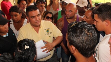 Un centenar de migrantes cubanos reclaman no haber sido incluidos en la lista de más de mil que viajarán desde Panamá hasta México.