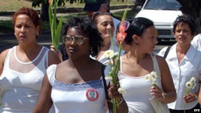 Fotografía de archivo de las Damas de Blanco en la 5a Avenida de Miramar. EFE/Alejandro Ernesto
