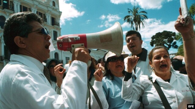 Médicos en la mira del Gobierno ecuatoriano para ser reemplazados