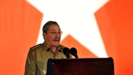 El mandatario cubano, Raúl Castro, pronuncia un discurso durante el acto celebrado para conmemorar el 50 aniversario del triunfo de la revolución cubana.