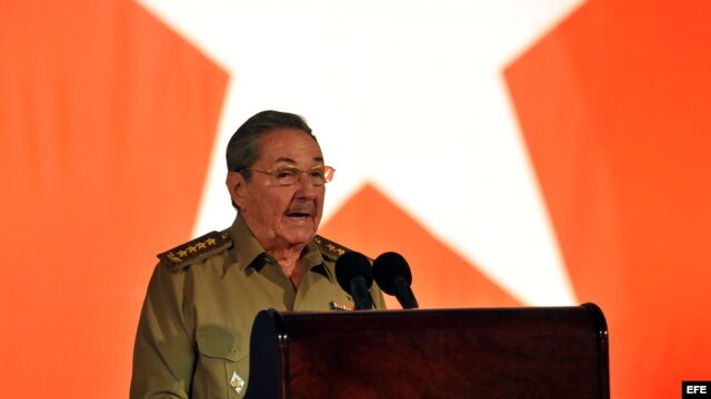 El mandatario cubano, Raúl Castro, pronuncia un discurso durante el acto celebrado para conmemorar el 50 aniversario del triunfo de la revolución cubana.