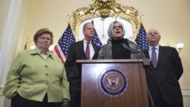 Judy Gross (2-d), la mujer de Alan Gross, junto al senador republicano de Kansas Jerry Moran (c-i) y los senadores demócratas de MaryLand Ben Cardin (d) y Bárbara Mikulski (i) en el Capitolio de Washington, EE.UU. 
