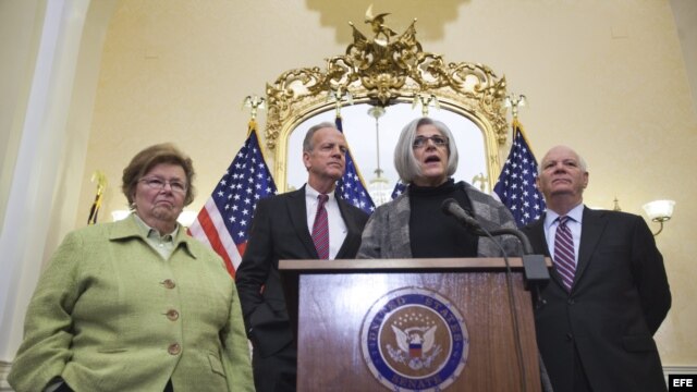 Judy Gross (2-d), esposa de Alan Gross, junto al senador republicano de Kansas Jerry Moran (c-i) y los senadores demócratas de MaryLand Ben Cardin (d) y Bárbara Mikulski (i) en el Capitolio de Washington, EE.UU., reclaman la liberación del subcontratista 