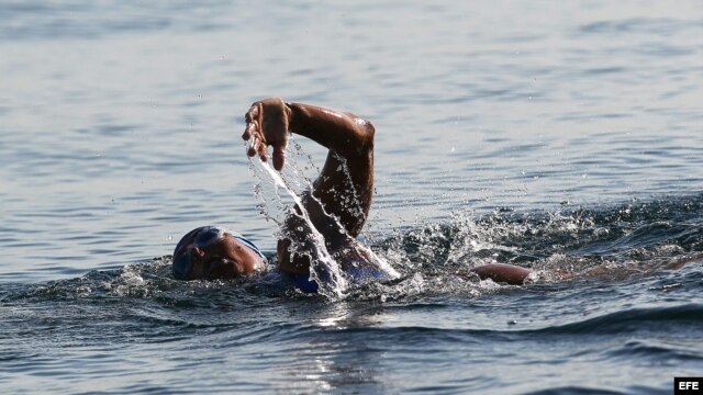 La nadadora estadounidense Diana Nyad realiza su quinto intento de cubrir a nado la distancia entre Cuba y Florida. 