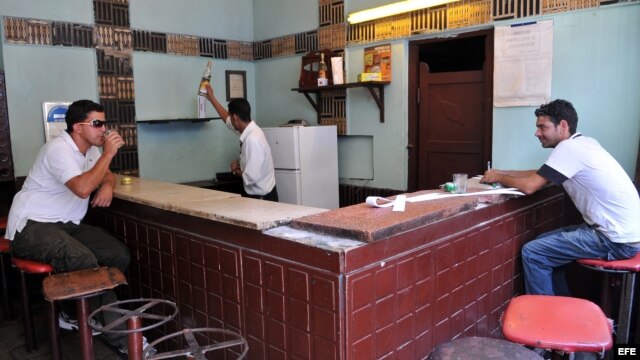 Dos hombres beben en un pequeño bar estatal en La Habana (Cuba)