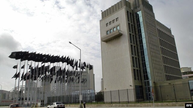 Vista del edificio de la Sección de Intereses de EEUU en Cuba (SINA) ubicado en el malecón habanero.