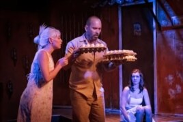"Huevos" en la puesta en escena de Akuara Teatro. Foto de Akuara Teatro