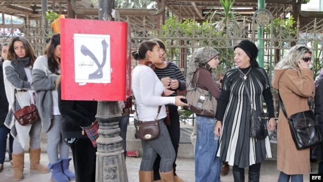 Mujeres egipcias en la fila para votar en El Cairo, durante el referendo del pasado sábado. 