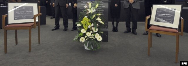 Vista de dos sillas vacías con el premio de los opositores iraníes Nasrin Sotoudeh y Jafar Panahi.