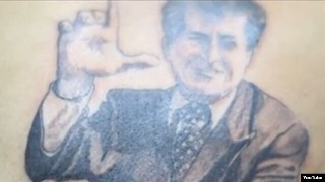Imagen de Oswaldo Payá tatuada en la espalda del grafitero Danilo Maldonado