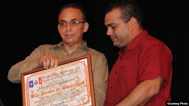 Eddy Coll dando diploma de Hijo Ilustre de Cienfuegos al espía cubano, Antonio Guerrero.