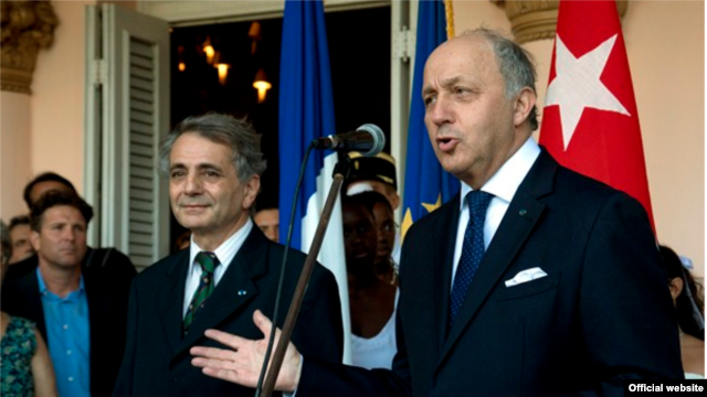 El embajador de Francia Jean Mendelson y  el canciller francés Laurent Fabius.