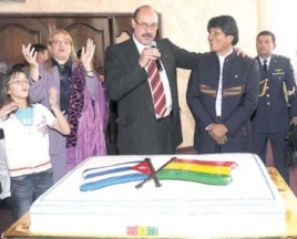 El embajador de Cuba en Bolivia, Rafael Dausá (c), y su esposa (i), celebran con el presidente Evo Morales.