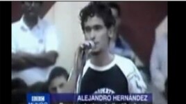 Rafael Alejandro Hernández interpela en la UCI al ex presidente del Parlamento cubano, Ricardo Alarcón, en 2008.
