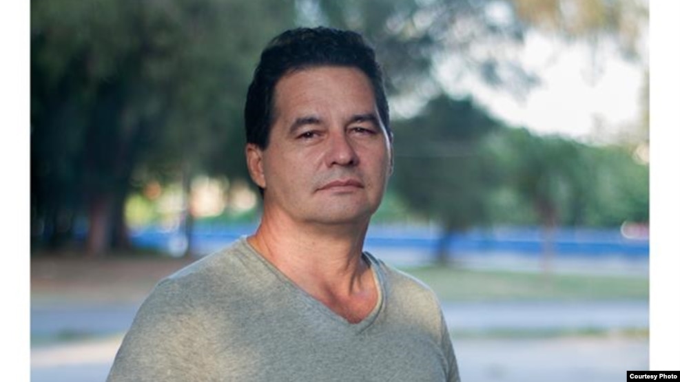El escritor Ángel Santiesteban, retratado por Claudio Fuentes.