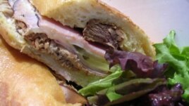 Detrás de este sandwich puede haber varios suministradores sin licencia