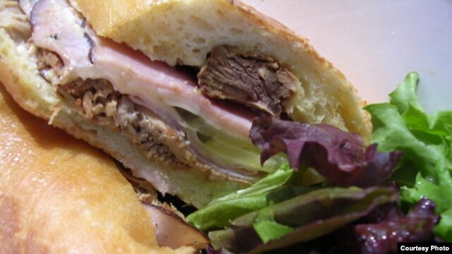 Detrás de este sandwich puede haber varios suministradores sin licencia