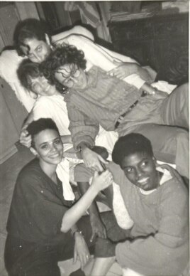 La profesora Coco Fusco con los artistas cubanos Zaida del Río, Consuelo Castañeda, Magdalena Campos y Silvia Gruner en La Habana en 1989.