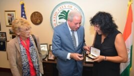 El alcalde de Miami, Tomás Regalado (c), entrega la llave dorada de la ciudad a la cantautora española Rosana (d) acompañado de la cónsul general de España en Miami, María Cristina Barrios Almazor (i). 