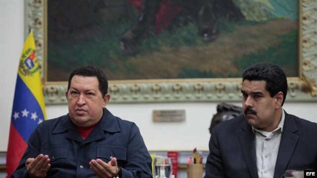 El presidente de Venezuela, Hugo Chávez (i), acompañado del vicepresidente y ministro de Relaciones Exteriores, Nicolás Maduro (d), el sábado 8 de diciembre de 2012.