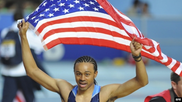 El atleta estadounidense Aries Merritt celebra su victoria en la final masculina de 60 metros vallas en los Campeonatos del Mundo de atletismo en pista cubierta en el estadio Atakoy Athletics Arena de Estambul, Turquía.