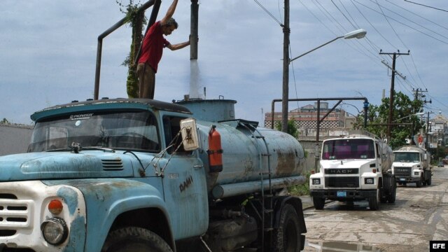 Varias pipas de agua son llenadas en un acueducto para el abastecimiento de este líquido a la población habanera.