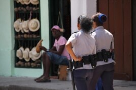 Dos mujeres policías patrullan una calle de La Habana Vieja.