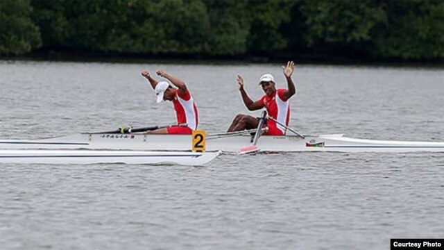 Los cubanos Solaris Freire y Adrián Oquendo celebran su victoria en la modalidad de dos remos largos de los Juegos Centrocaribes de Veracruz.