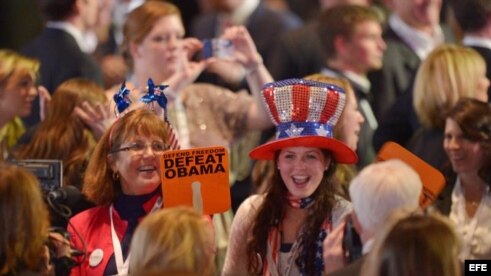 Un grupo de personas se reúne al comienzo de la divulgación de resultados electorales de Estados Unidos.