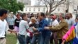 En esta foto de archivo, turbas del régimen cubano reprimen a varios disidentes, entre ellos Darsi Ferrer (cen) y su esposa  cuando intentaron hacer una marcha por el Día de los Derechos Humanos en 10 de diciembre del 2006. 