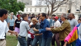 En esta foto de archivo, turbas del régimen cubano reprimen a varios disidentes, entre ellos Darsi Ferrer (cen) y su esposa  cuando intentaron hacer una marcha por el Día de los Derechos Humanos en 10 de diciembre del 2006. 