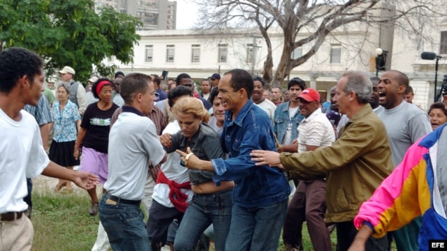 En esta foto de archivo, turbas del régimen cubano reprimen a varios disidentes, entre ellos Darsi Ferrer (cen) y su esposa  cuando intentaron hacer una marcha por el Día de los Derechos Humanos en 10 de diciembre del 2006. 