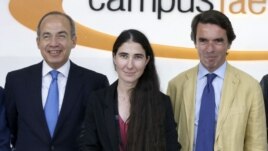 El expresidente del Gobierno español y presidente de la Fundación de Análisis y Estudios (FAES), José María Aznar (d), posa hoy junto a Yoani Sánchez, autora del blog Generación Y, defensora de la libertad por Cuba, y el expresidente de México Felipe Cal