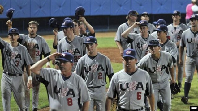  Los integrantes del equipo de Estados Unidos saludan al publico al final del partido amistoso frente a Cuba.