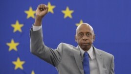 El opositor cubano Guillermo Fariñas posa con el puño en alto tras aceptar el premio Sájarov durante un acto celebrado en el Parlamento Europeo en Estrasburgo (Francia). Archivo.