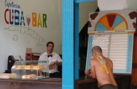 Dos hombres conversan en una cafetería de La Habana Vieja.