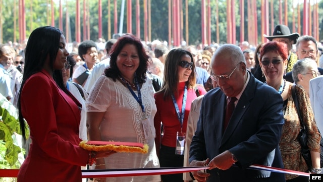 El vicepresidente cubano Ricardo Cabrisas corta la cinta inaugural de la XXX Feria Internacional de La Habana Fihav-2012.
