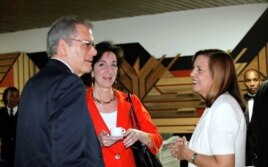 Jeffrey DeLaurentis, Roberta Jacobson y Josefina Vidal (i-d).