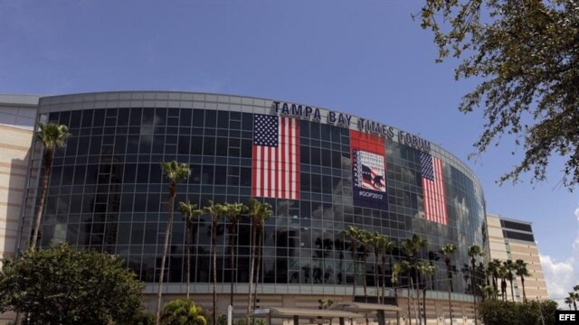 Fotografía de archivo del Tampa Bay Times forum en Tampa (EE.UU.), donde se llevará a cabo la Convención Nacional Republicana, después del lunes 27 de agosto. EFE/BRIAN BLANCO