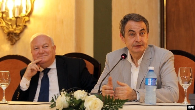 El ex presidente del Gobierno de España José Luis Rodríguez Zapatero (d), habla en rueda de prensa, acompañado por el ex canciller Miguel Ángel Moratinos.