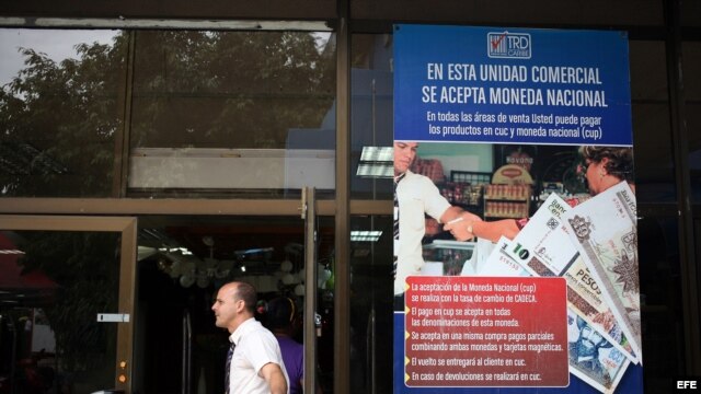 Fotografía de un cartel donde se anuncia la posibilidad de comprar con pesos cubanos en un establecimiento de La Habana (Cuba). 