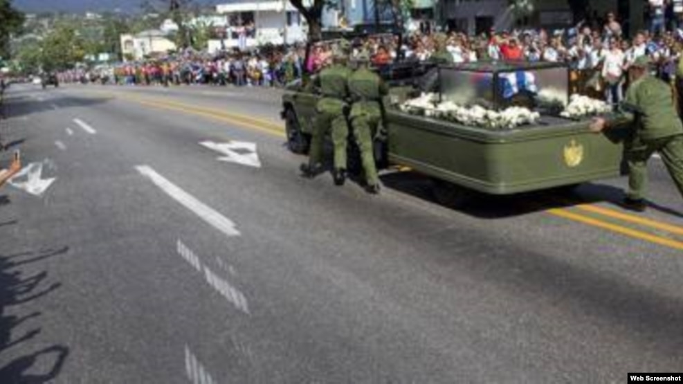 Vehículo que transporta cenizas de Fidel Castro tuvo que ser empujado en Santiago de Cuba
