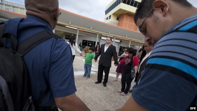 Familiares del "Macho" Camacho oran en San Juan, Puerto Rico, en el hospital donde se encuentra recluido el excampeón mundial.  