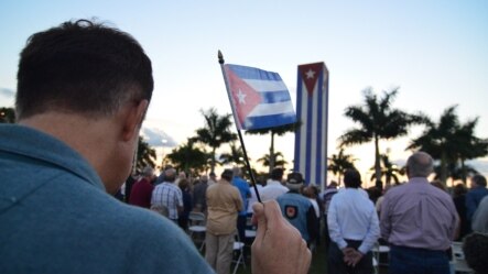 David Acosta sostiene una bandera cubana durante la vigilia contra el diálogo entre EE.UU. y Cuba celebrada en el Memorial Cubano de Miami. 