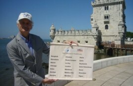 Bernard Weber, presidente fundador de New7Wonders, anunciando las 21 ciudades preseleccionadas.