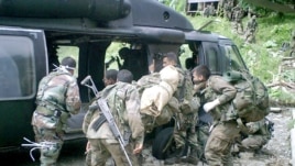 Archivo: miembros del ejército colombiano trasladan a una guarnición militar los cadáveres de guerrilleros de las FARC