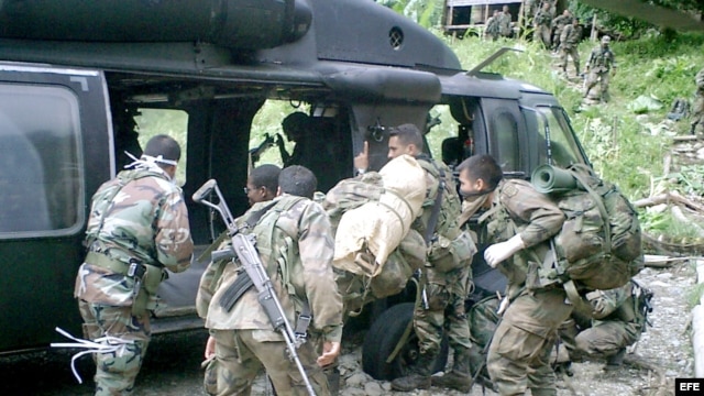 Archivo: miembros del ejército colombiano trasladan a una guarnición militar los cadáveres de guerrilleros de las FARC.