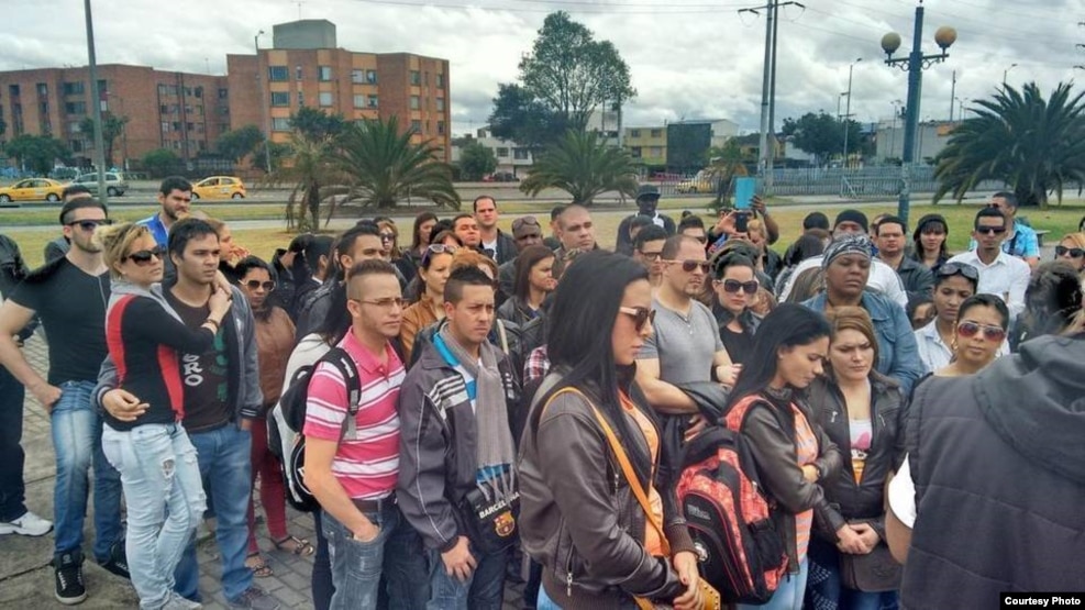 Los médicos cubanos que escapan de Venezuela solicitan las visas en la embajada de EEUU en Bogotá. 