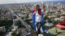 El francés Alain Robert, conocido en el mundo como "El hombre araña" por escalar edificios y otros retos en vertical, desafió una altura de 27 pisos del hotel Habana Libre, antiguo Habana Hilton. 