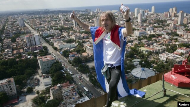 El francés Alain Robert, conocido en el mundo como "El hombre araña" por escalar edificios y otros retos en vertical, desafió una altura de 27 pisos del hotel Habana Libre, antiguo Habana Hilton. 